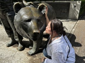 Kenzie Foyle and a bear statue in Edinburgh